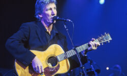 Roger Waters immortalato nel giugno 2000 sul palco dell’Universal Amphitheatre, Universal City, Los Angeles - © Alamy