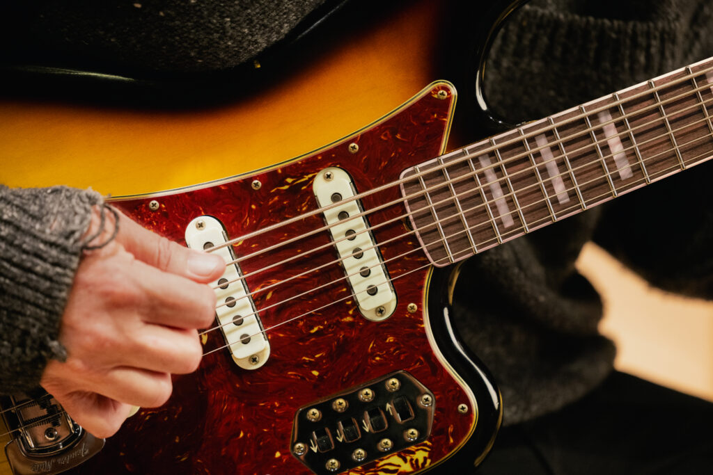 Il Fender Bass VI di a George Harrison torna in una replica Custom Shop da 10k€, con soli 80 esemplari secondo le fonti specializzate.