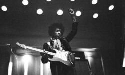 Jimi Hendrix aveva appena iniziato Sgt. Pepper quando la chitarra perse l’accordatura. Poi cercò Eric Clapton tra il pubblico.