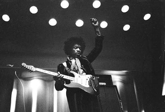 Jimi Hendrix aveva appena iniziato Sgt. Pepper quando la chitarra perse l’accordatura. Poi cercò Eric Clapton tra il pubblico.
