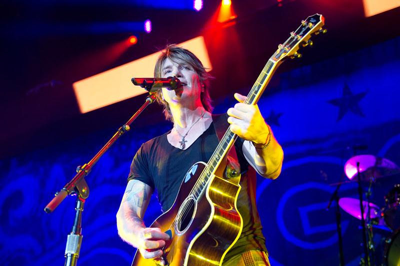 Prima di diventare una hit mondiale, Iris dei Goo Goo Dolls era una canzone scritta da John Rzeznik in hotel con una chitarra a quattro corde.