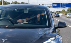 Una Tesla sulla M25, una chitarra in mano e 60 mph sul tachimetro: la polizia ha fermato il conducente e trovato un dispositivo sul volante.