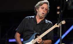 Oltre vent’anni dopo l’asta, Eric Clapton racconta perché Blackie e la ES-335 erano così importanti e perché decise comunque di sacrificarle.
