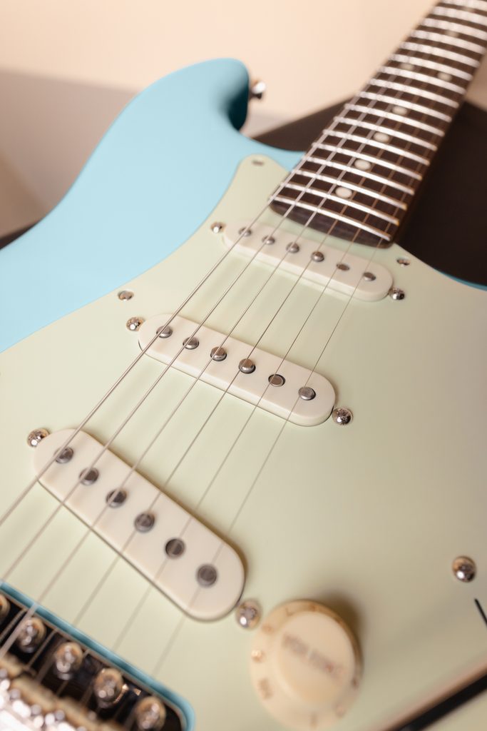 Fender presenta Silent System, un sistema passivo e senza batteria pensato per eliminare il classico hum dei single coil senza compromessi.