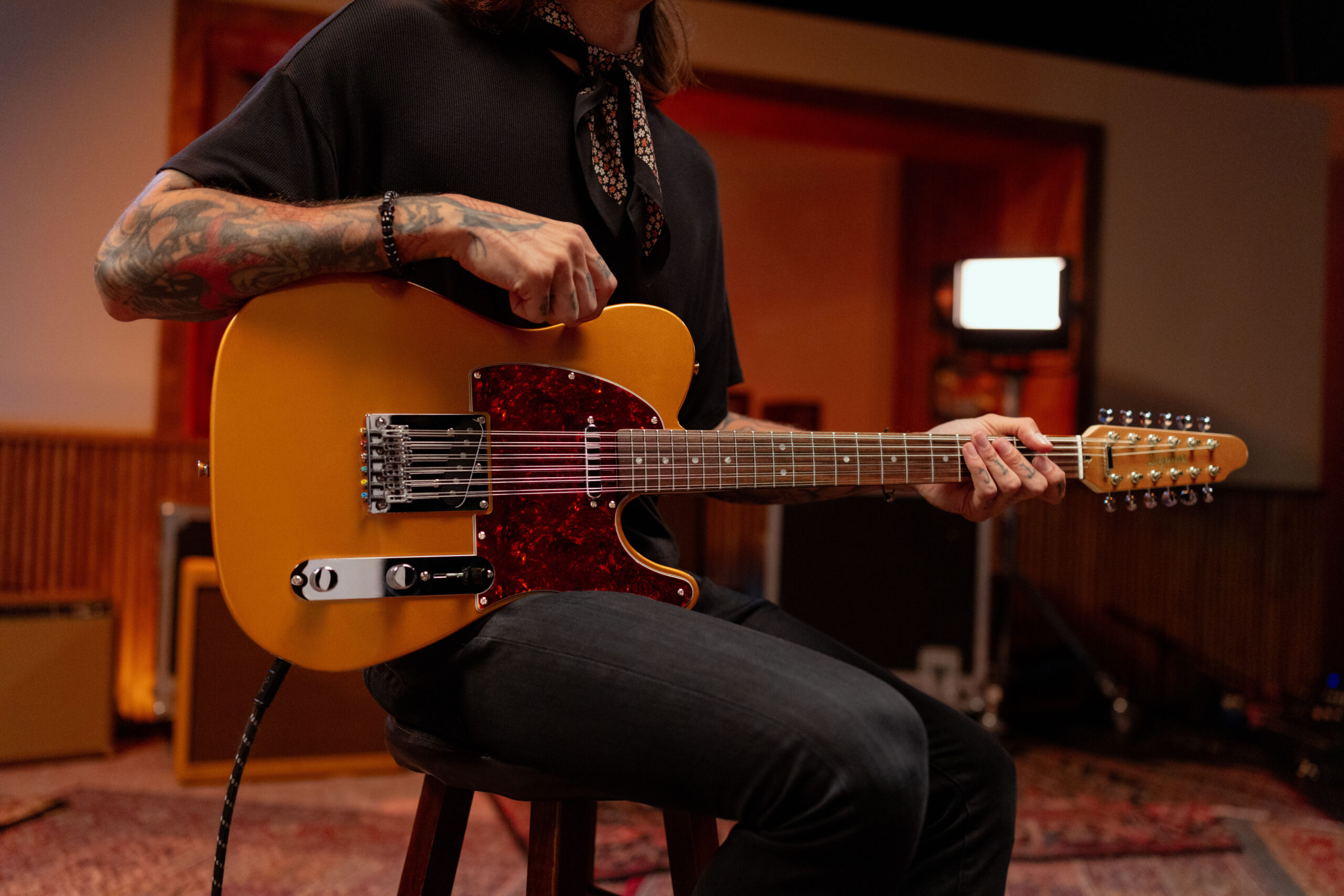 Troy Van Leeuwen firma una nuova Squier Telecaster 12 corde ispirata alla sua Fender Custom Shop Masterbuilt, con finitura Copper Age.
