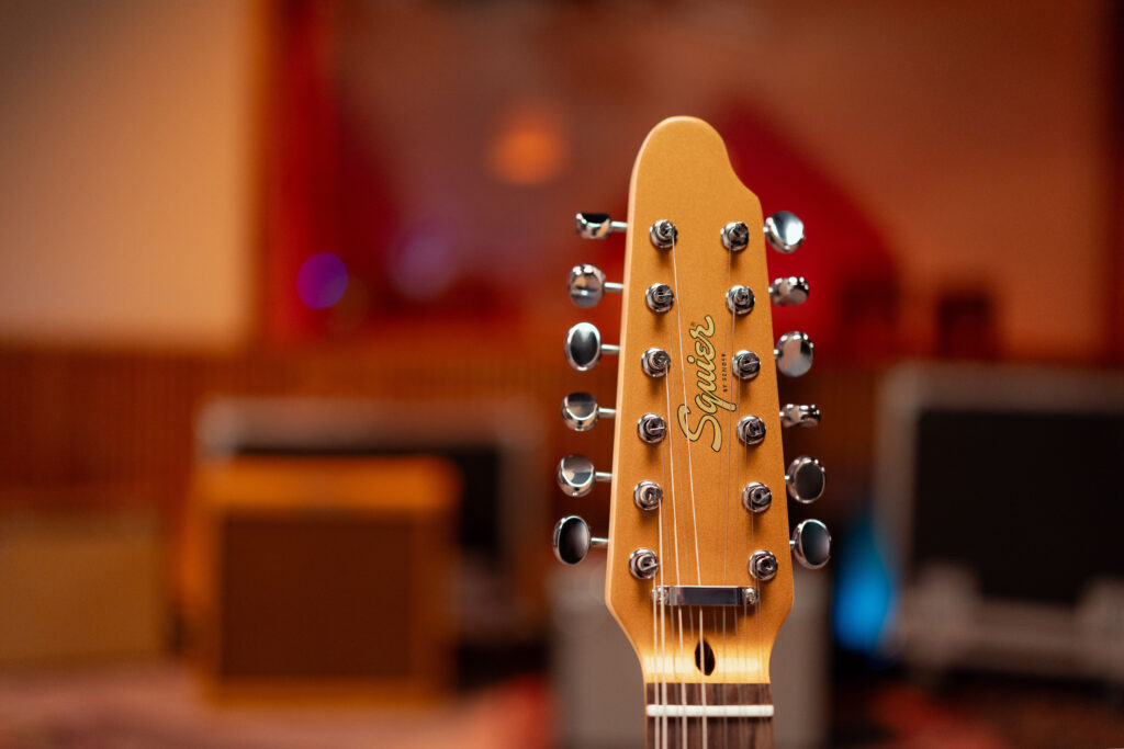 Troy Van Leeuwen firma una nuova Squier Telecaster 12 corde ispirata alla sua Fender Custom Shop Masterbuilt, con finitura Copper Age.