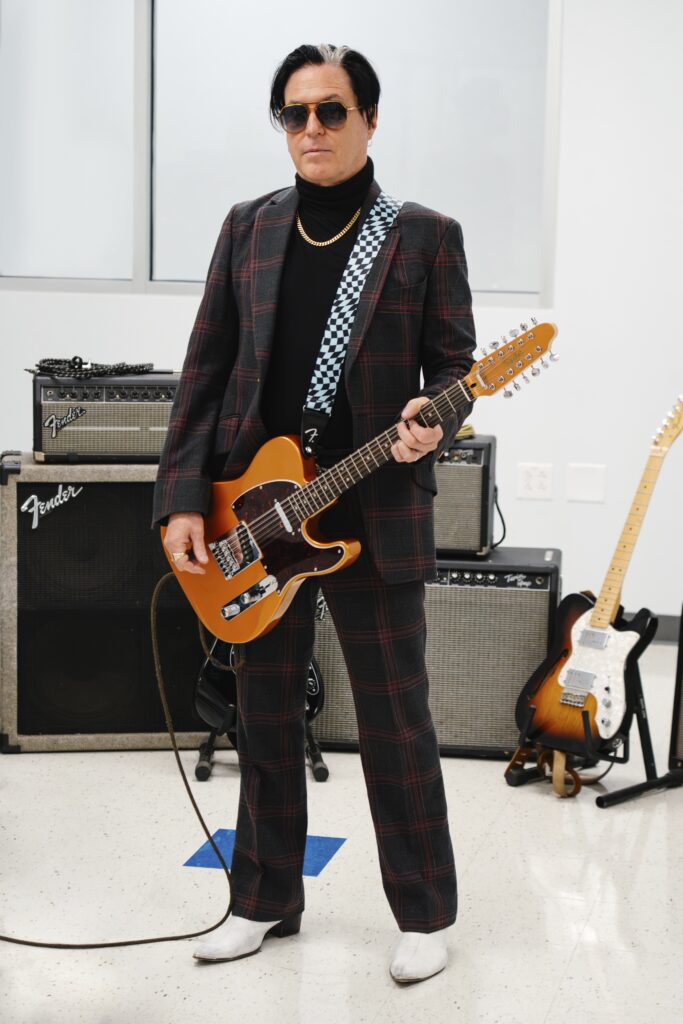 Troy Van Leeuwen firma una nuova Squier Telecaster 12 corde ispirata alla sua Fender Custom Shop Masterbuilt, con finitura Copper Age.