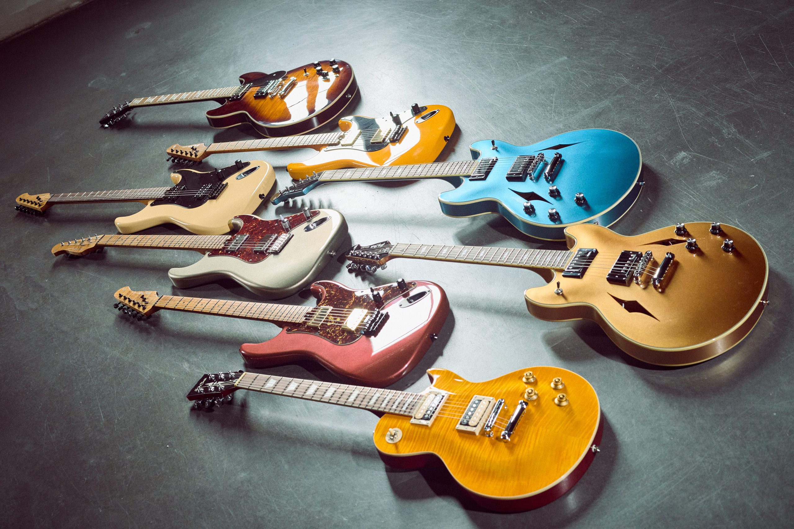 Rotary a sei posizioni, coil split, Vegatrem e nuove finiture: ecco le quattro nuove chitarre Harley Benton presentate al Guitar Summit 2026.
