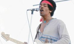 Un raro filmato mostra Jimi Hendrix dal palco di Woodstock. A registrarlo fu uno studente di 22 anni con una videocamera amatoriale.