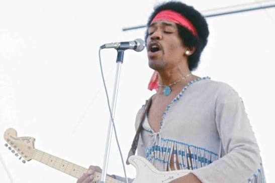Un raro filmato mostra Jimi Hendrix dal palco di Woodstock. A registrarlo fu uno studente di 22 anni con una videocamera amatoriale.