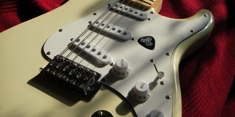Dopo le diffide a 60 aziende, Fender restringe il campo. Bud Cole: “Potevamo gestire meglio” la campagna sul copyright della Stratocaster.