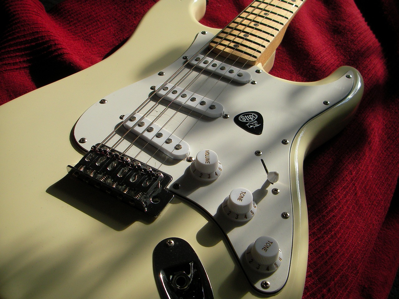 Dopo le diffide a 60 aziende, Fender restringe il campo. Bud Cole: “Potevamo gestire meglio” la campagna sul copyright della Stratocaster.