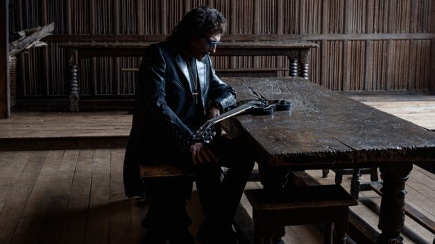 Tony Iommi ha pubblicato Stormwatcher, nuovo singolo tratto da From The Dark, con un video animato e anticipa l'album del 23 ottobre.