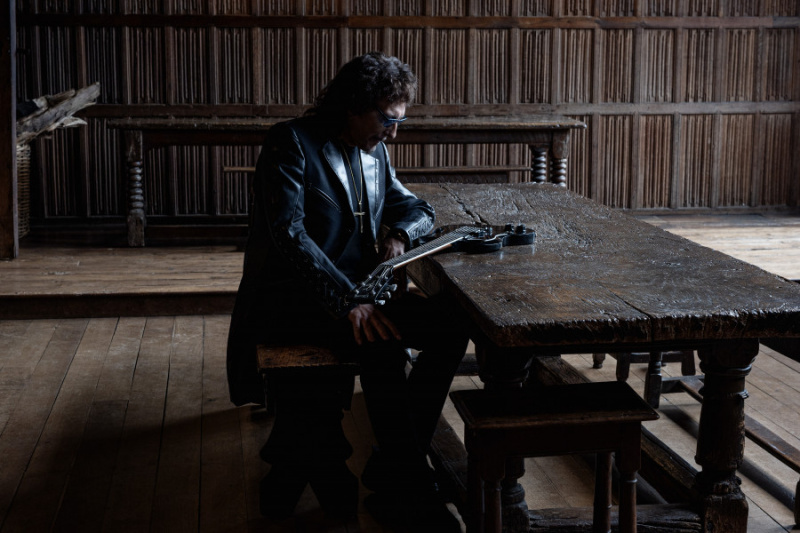 Tony Iommi ha pubblicato Stormwatcher, nuovo singolo tratto da From The Dark, con un video animato e anticipa l'album del 23 ottobre.