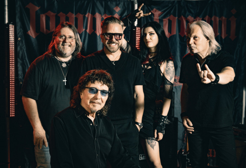 Tony Iommi ha pubblicato Stormwatcher, nuovo singolo tratto da From The Dark, con un video animato e anticipa l'album del 23 ottobre.