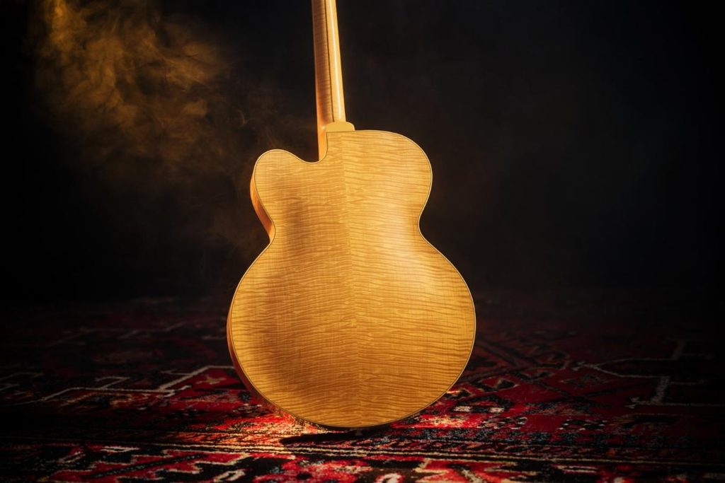 Gibson Custom riporta la 1957 L 5 CES nella gamma ufficiale. La ricostruzione parte da scansioni 3D di originali della fine degli anni ’50.