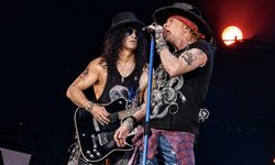 «Non lo faremmo mai»: i Guns N’ Roses mettono in guardia i fan dalle truffe e dalle richieste di contributi provenienti da falsi account.