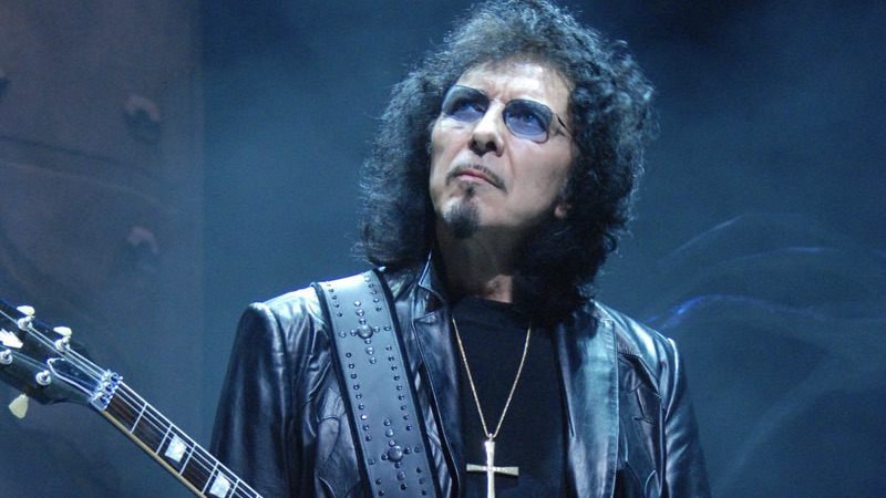 Dopo l’annuncio di giugno, è arrivata l’investitura: Tony Iommi ha ricevuto l’MBE dalla Princess Royal a Windsor Castle.
