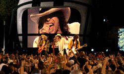 Gli Aerosmith tornano live nel 2026 per due concerti speciali. Nel cast Slash, Tom Morello, Billy Idol e Nuno Bettencourt.