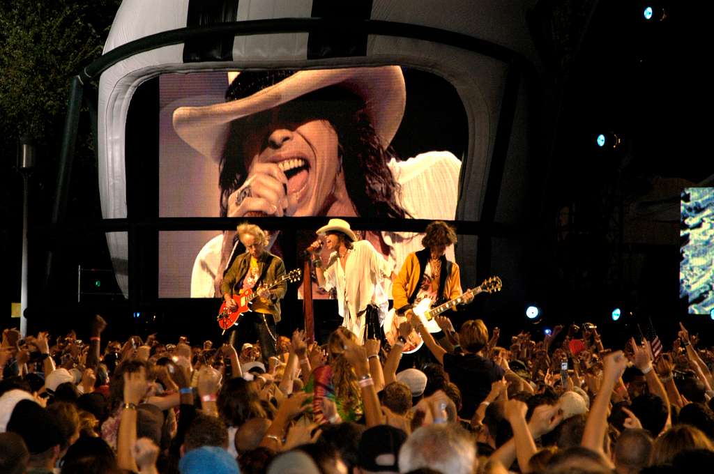 Gli Aerosmith tornano live nel 2026 per due concerti speciali. Nel cast Slash, Tom Morello, Billy Idol e Nuno Bettencourt.