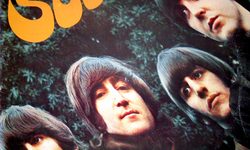 Un cartoncino scivolato, una fotografia deformata e una decisione creativa: Paul McCartney ricorda come nacque la copertina di Rubber Soul.