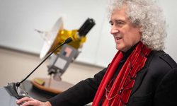 Queen, Brian May dice basta ai tour dopo circa 50 anni: famiglia, libertà personale e un episodio negli Stati Uniti dietro la decisione.
